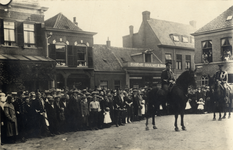 14735 Afbeelding van een grote groep personen en enkele marechaussees te paard, verzameld op de Markt te Veenendaal ter ...